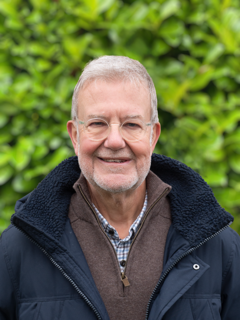 < B >- Alain TRUSSARDI -
Installé à Montfort-l’Amaury depuis 28 ans, je connais bien notre commune. Je constate depuis une dizaine d’années une perte de dynamisme et un manque de transparence dans la gouvernance de notre ville. J’ai effectué ma carrière dans le secteur de l’aviation, où la rigueur, l’anticipation et le sens des responsabilités sont essentiels. Je crois à l’écoute et au constat du terrain, à la capacité à alerter, à anticiper, puis à décider et agir de manière préventive ou corrective en concertation avec la population et les acteurs locaux, avant de rendre compte avec transparence. Voir la vidéo d’Alain