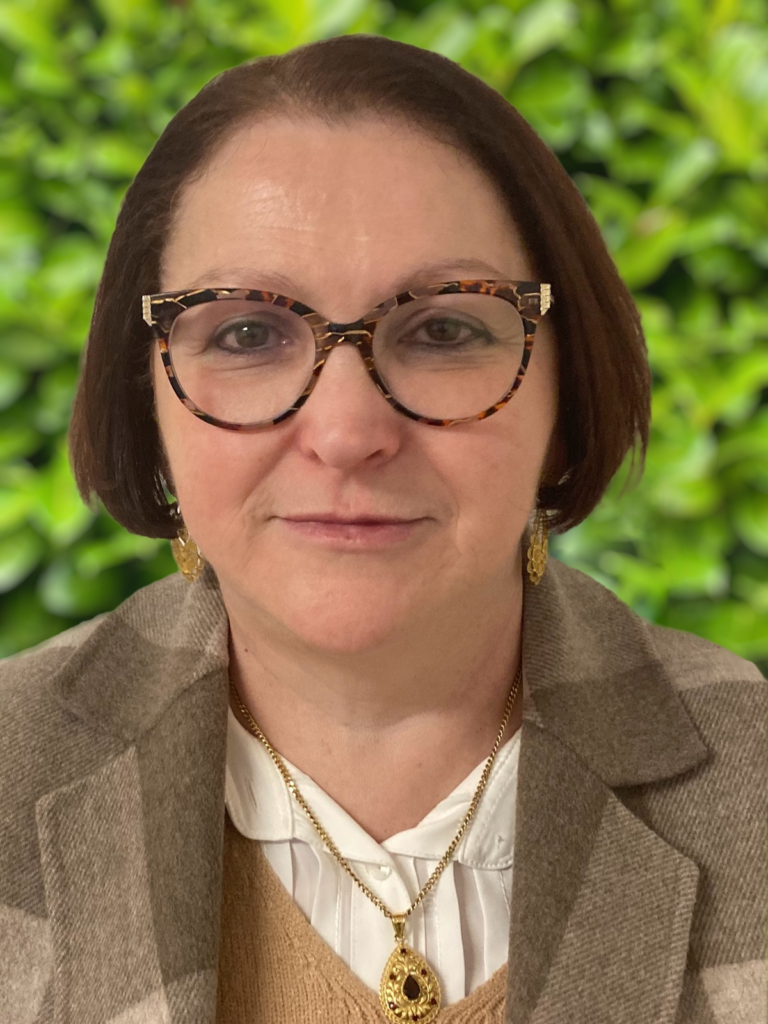 < B >- Anabela GATINEAU-
Conseillère Principale d’Education, 2 enfants
Dans le monde de l’éducation depuis trente ans, j’ai exercé dans tous types d’établissements et encadré des équipes plurielles. Cette expérience me permet d’accompagner les jeunes dans leurs parcours. Je souhaite aujourd’hui contribuer à des projets structurants, motivants et constructifs pour les jeunes Montfortois. Voir la vidéo d’Anabella