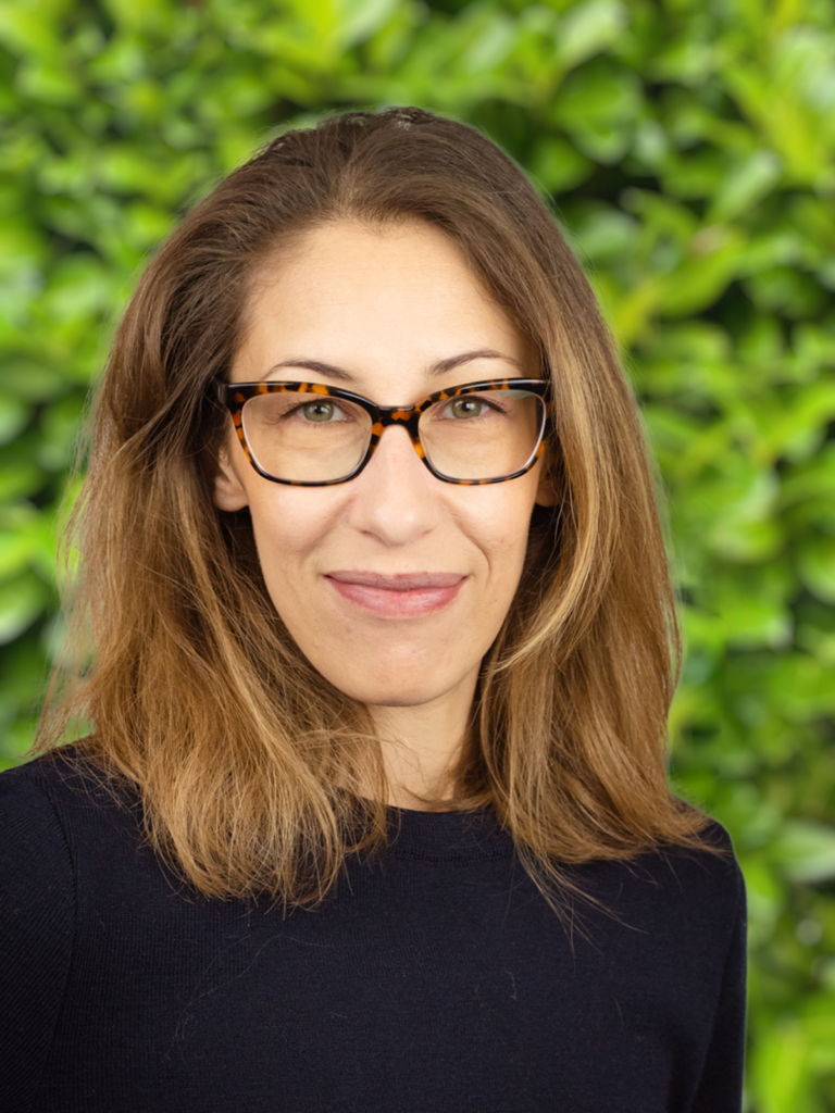 < B >- Anne ANDRUEJOL -
Responsable supply chain dans l’industrie, je concilie mon engagement professionnel à Vélizy et ma vie familiale ancrée à Montfort, où mes deux enfants sont scolarisés. Ancienne élève du collège Notre-Dame-du-Bel-Air, je suis attachée à notre territoire et à son équilibre, entre dynamisme et cadre de vie rural à préserver. Voir la vidéo d’Anne