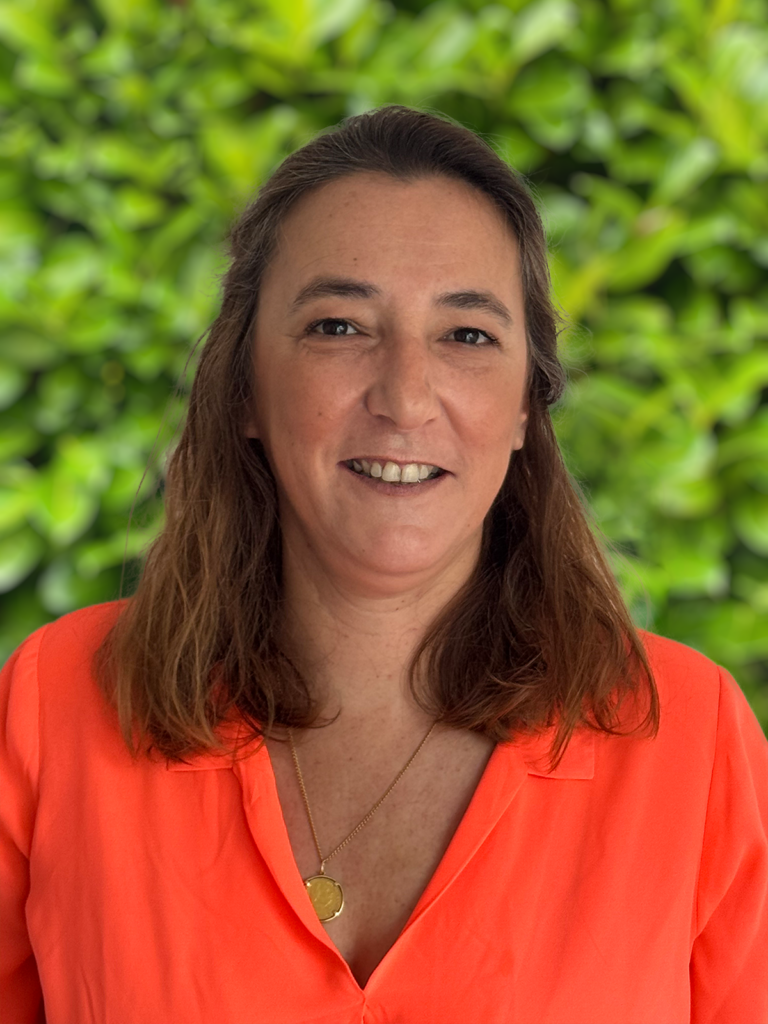 < B >- Catherine LE BRET -
Installée à Montfort depuis 10 ans, j'y ai créé ma société et j'y élève mes 3 enfants. Ma famille, ancrée ici depuis 1904, s'y est toujours investie. J'aime cet équilibre unique : le charme de la forêt, la vie du village, ses commerces et son patrimoine, le tout proche des grandes villes. Un cadre idéal que je souhaite voir préserver.
Voir la vidéo de Catherine