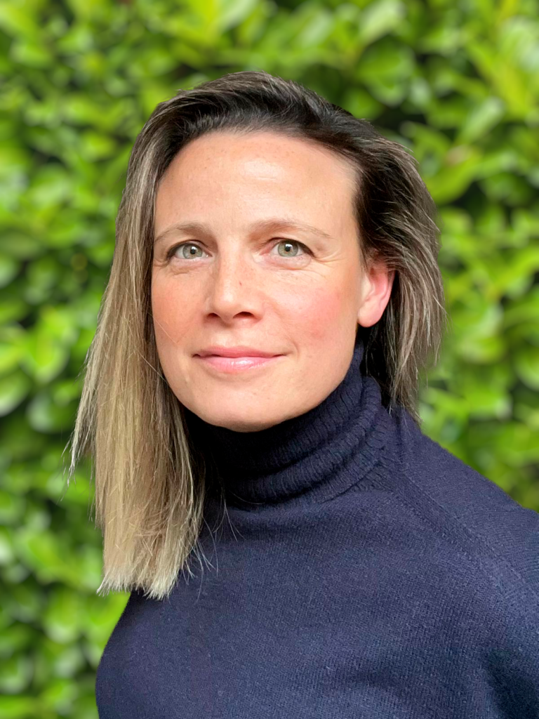 < B >- Charlotte BARRILLON-DENNEBOUY -
Architecte d’intérieur.
J’ai connu des univers exigeants : l’audiovisuel, la production radio-TV, puis dix ans de journalisme au Figaro. Ces expériences m’ont appris à écouter, comprendre et décider. Aujourd’hui, je veux m’engager concrètement pour mettre cette énergie et ce sens du collectif au service de notre ville. Voir la vidéo de Charlotte