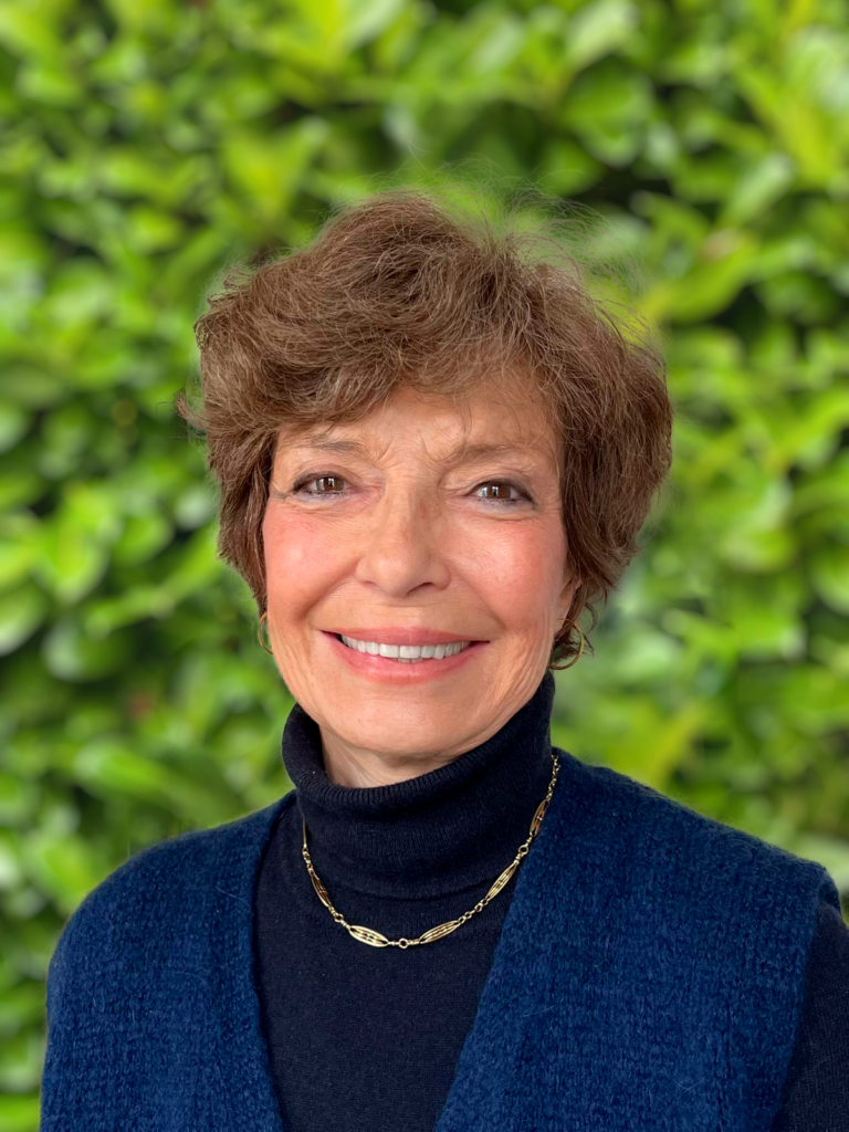 < B >- Christine CARON -
Chef d’entreprise. Directrice dans une société organisatrice de salons avant de monter ma propre structure, j’ai notamment travaillé avec le Conseil départemental de l’Eure pendant 10 ans avant de m’installer, il y a trois ans, à Montfort. J’ai beaucoup voyagé à la découverte d’autres cultures. Mes valeurs sont la droiture, la sincérité, la solidarité, l’écoute, l’amitié, le bien vivre ensemble dans un environnement à respecter. Je souhaite aujourd’hui contribuer à un projet municipal fondé sur l’écoute le respect. Voir la vidéo de Christine