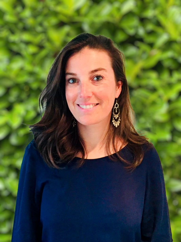 < B >- Elise GARY -
Marketing/ Responsabilité Sociétale des Entreprises.
Cavalière passionnée de nature, maman de 3 enfants, s’éloigner de la ville et venir vivre à Montfort il y a 6 ans a été une évidence. Attachée aux projets à impact positif et porteurs de sens, aussi bien personnellement que professionnellement, je souhaite pouvoir mettre mon énergie et mes compétences au service de notre ville et de ses habitants. Voir la vidéo d’Elise