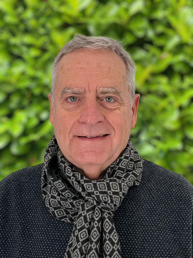 < B >- Eric CELLIER -
Cadre de direction. Installé à Montfort l’Amaury depuis 12 ans avec mon épouse, je suis père de 2 enfants et grand-père de 4 petits-enfants. A l’issue d’une carrière de direction chez Orange, notamment dans les domaines de la relation client et de la diversité, je souhaite mettre mon expérience, mon énergie et mon temps au service de notre ville, pour une action municipale attentive et solidaire. Voir la vidéo d’Eric