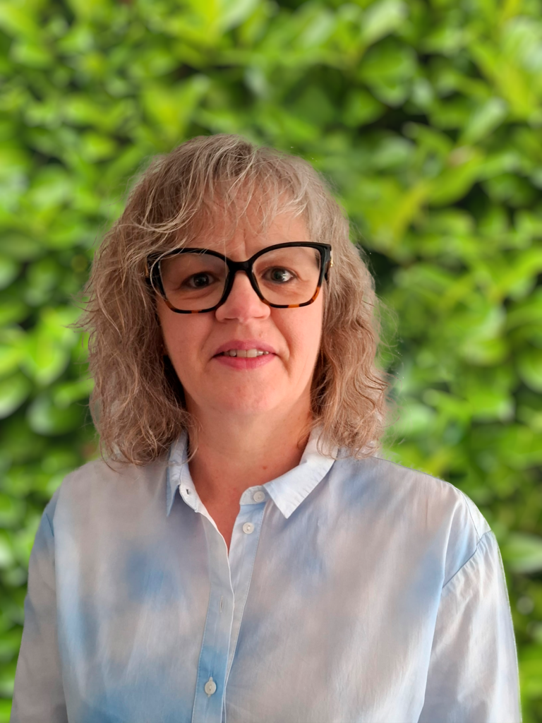 < B >- Isabelle PREVOST -
Comptable. Mariée et mère de 2 enfants aujourd’hui adultes accomplis, je suis nordiste de naissance. Je suis toujours prête à écouter, à soutenir, à aider les autres.
Organisée, rigoureuse et discrète, je me suis toujours investie dans la vie associative et l’animation locale. Je souhaite aujourd’hui mettre mon énergie au service d’une action municipale proche des habitants. Voir la vidéo d’Isabelle