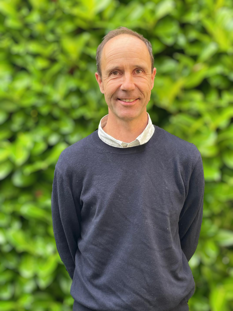 < B >- Olivier COUPERY - Agriculteur
Issu d’une famille montfortoise depuis sept générations, agriculteur et père de six enfants, je suis profondément attaché à notre territoire. Engagé dans de nombreuses associations, notamment auprès de la jeunesse et dans la défense du monde agricole, je souhaite contribuer à préserver notre cadre de vie et notre identité rurale. Voir la vidéo d’Olivier