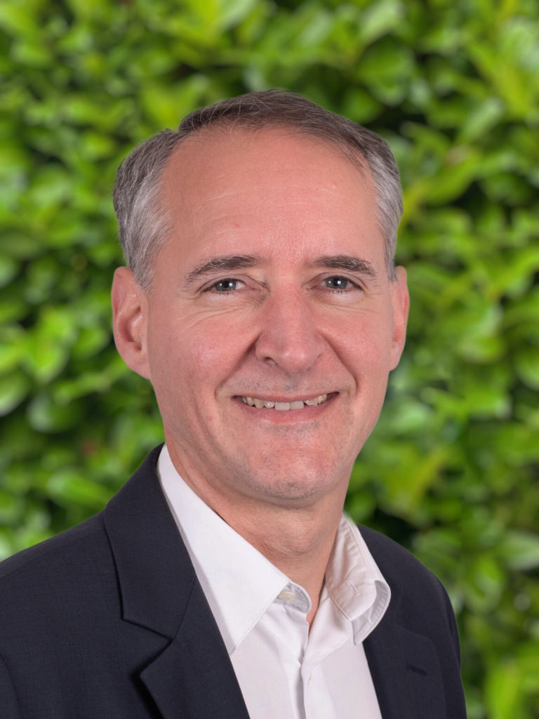 < B >- Thomas GOUTAY-
Président de la filiale française d’un groupe international. Marié et père de trois enfants, j’habite à Montfort depuis 18 ans. Je souhaite participer à une action municipale constructive, respectueuse et à l’écoute des habitants.
Mon parcours professionnel m’a appris combien l’esprit d’équipe, la confiance et la transparence sont essentiels à la réussite collective. Je retrouve pleinement ces valeurs dans le projet porté par la liste Un Nouveau Souffle pour Montfort-l’Amaury. Voir la vidéo de Thomas