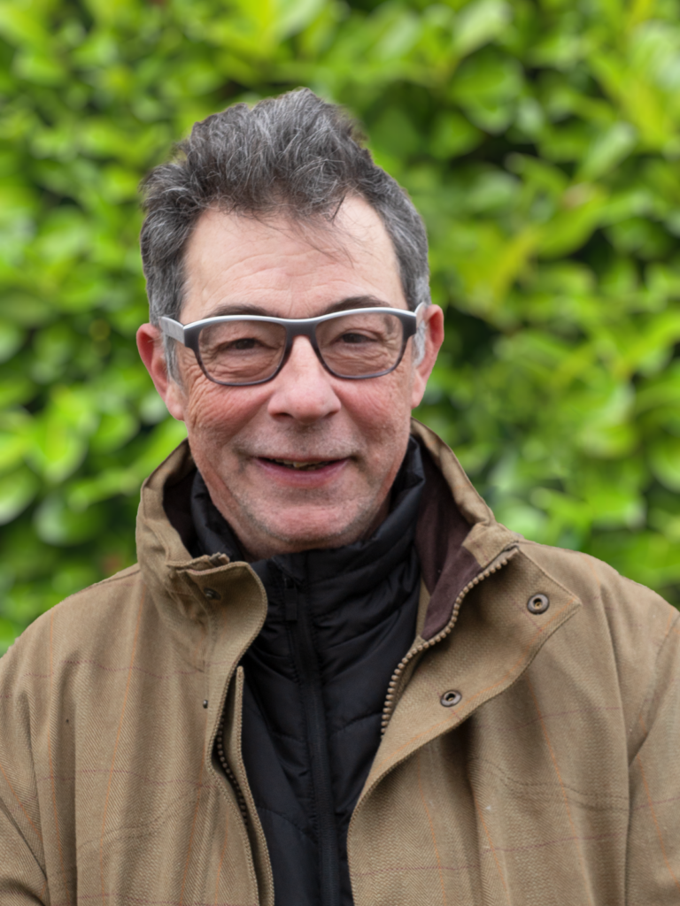 < B >- Vincent GERBAULT - J'habite à Montfort l Amaury depuis plus de 20 ans . J'exerce la profession de jardinier de golf.Attentif aux enjeux climatiques, dont je constate chaque jour professionnellement les impacts, j' ai rejoint l' équipe d' un nouveau souffle pour accompagner ce projet ambitieux porté par notre commune et surtout par ses habitants.Je souhaite m'impliquer de façon utile, concrète, respectueux de notre ruralité et de notre environnement si précieux pour l avenir.
Voir la vidéo de Vincent