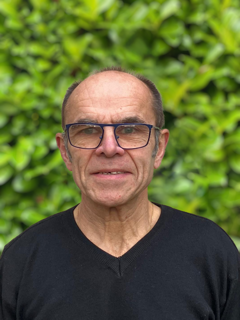 < B >- François MOUTOU -
Réparateur vélos. Passionné de mécanique, j’ai exercé différents métiers dans le secteur automobile (bureau d’études de Citroën, garagiste, inspecteur technique chez Volvo Penta, journaliste automobile) avant de créer un magasin de vente et de réparation de vélos. Attaché depuis toujours fidèle à Montfort, ma ville natale, je souhaite rendre notre commune plus conviviale sur le plan associatif et développer les mobilités douces. Voir la vidéo de François