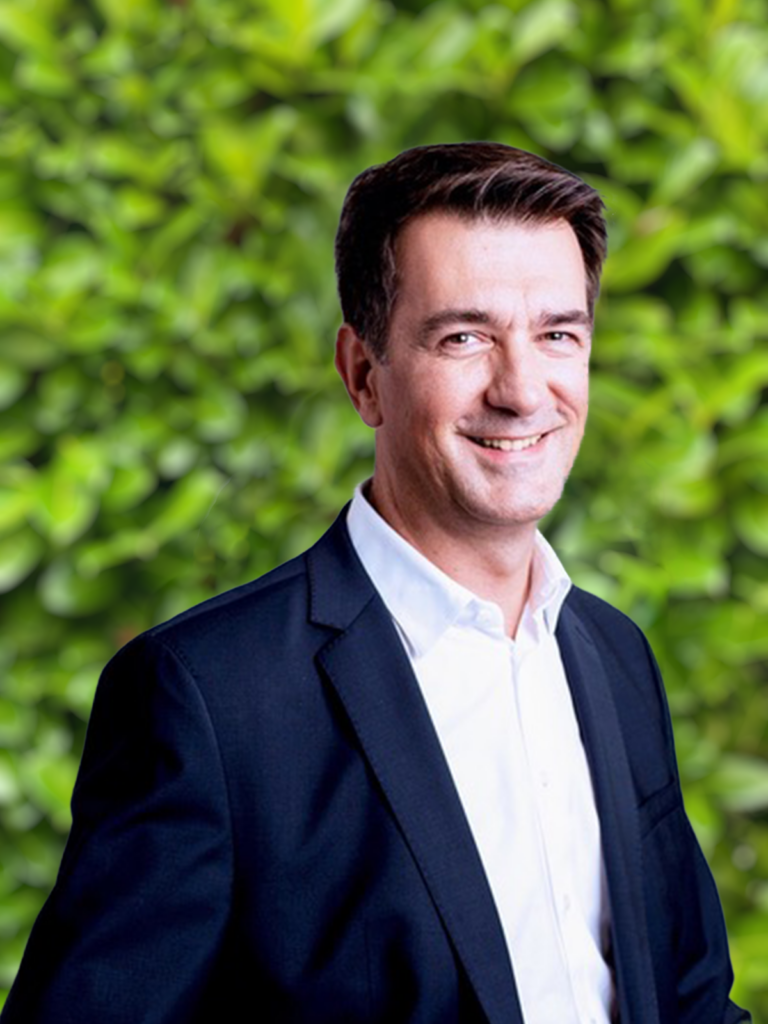 < B >- Frederic RENSONNET -
Marié, deux enfants, j’habite Montfort depuis 20 ans, j’aime la littérature, l’Histoire de l’Art, la photo et le vin.
Entrepreneur et dirigeant, j’ai construit mon parcours dans l’accompagnement d’organisations confrontées à des enjeux de gestion, de gouvernance et de transformation. À l’écoute et attaché au travail d’équipe, je crois à une action publique fondée sur la rigueur et le sens du collectif.
Voir la vidéo de Frédéric